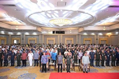 Mohamed Khaled (barisan depan, dua dari kiri) menghadiri Majlis Perutusan Tahun Baharu 2025 di Wisma Perwira, Kuala Lumpur pada Khamis.