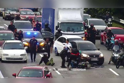 Tangkap layar CCTV memaparkan tindakan Razarudin membantu seorang penunggang motosikal terlibat kemalangan di Lebuhraya Kuala Lumpur-Seremban, pada Khamis.