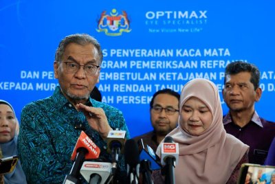 Dr Dzulkefly dan Fadhlina pada sidang media Majlis Penyerahan Kaca Mata Bagi Program Pemeriksaan Refraksi dan Penajaan Pembetulan Ketajaman Penglihatan Kepada Murid Sekolah Rendah Tahun 1 Kategori B40 dan M40 di Sekolah Kebangsaan Putrajaya Precint 9(2) pada Khamis. Foto Bernama