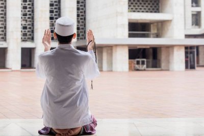 WALAU apa pun ujian yang menimpa, bersabar dan solatlah meminta pertolongan ALLAH SWT. Foto CANVA