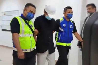 Suspek direman dua hari selepas permohonan polis diluluskan oleh Majistret Jaro Lenya Barayan. - Gambar/ Astro AWANI