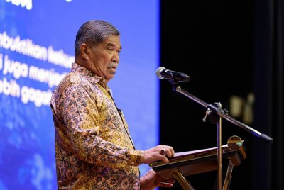Mohamad menyampaikan ucapan pada Majlis Amanat Tahun Baharu 2025 Kementerian Pertanian dan Keterjaminan Makanan di Wisma Tani pada Khamis. Foto Bernama
