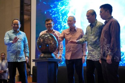 Fadillah (tengah) melancarkan gerbang data terbuka sektor tenaga negara, portal MyEnergyStats di Putrajaya pada Khamis. Foto Bernama