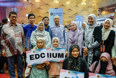 Armizan bergambar bersama pelajar-pelajar institut pengajian tinggi pada Majlis Penutupan Program Usahawan Muda Peringkat Kebangsaan di Dewan Agung Tuanku Canselor, UiTM pada Khamis. Foto Bernama