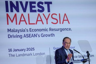 Anwar ketika menyampaikan ucaptama pada perasmian program Invest Malaysia di London, United Kingdom pada Khamis. Foto Bernama