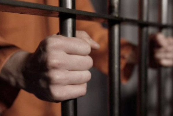 Pengampunan biasanya dilakukan dengan berhati-hati untuk mengelakkan penjejasan wibawa mahkamah dan kedaulatan undang-undang.