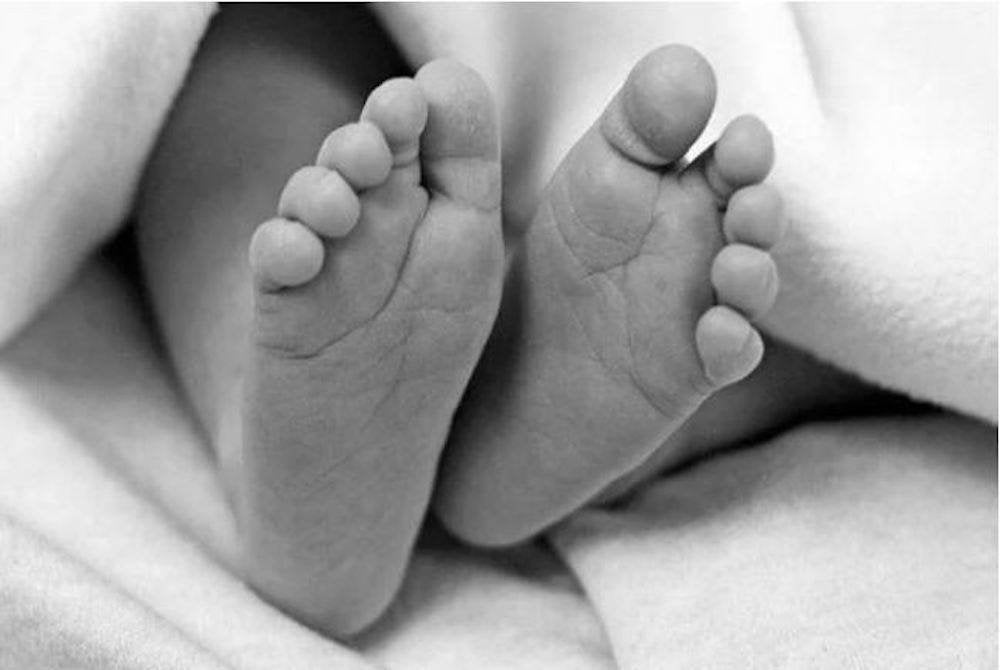 Seorang bayi berusia satu tahun tujuh bulan maut di tangan ibunya, selepas wanita itu tidak sengaja membunuh anaknya itu. Gambar hiasan.