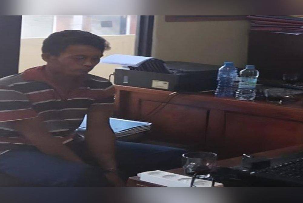 Suspek menyerahkan diri ke balai polis selepas membunuh isterinya. Agensi