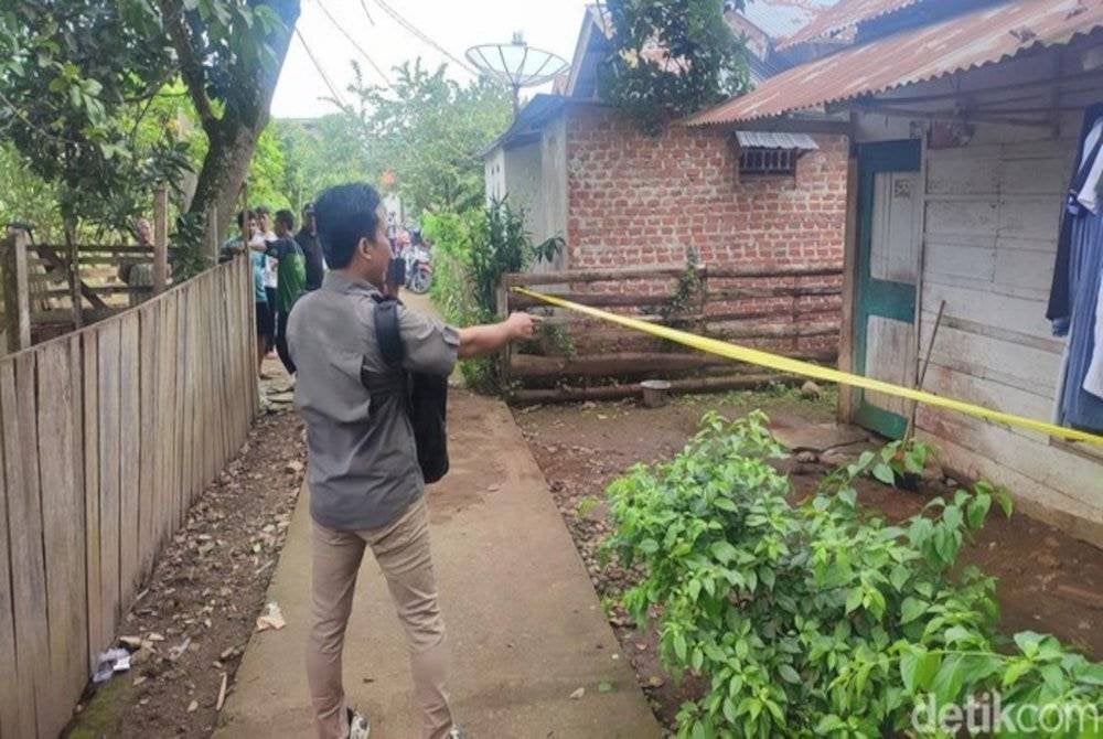 Lokasi insiden pembunuhan berlaku di pekarangan rumah mereka di Kelurahan Jogi Boyo Kecamatan Lubuklinggau Utara pada Khamis. Agensi