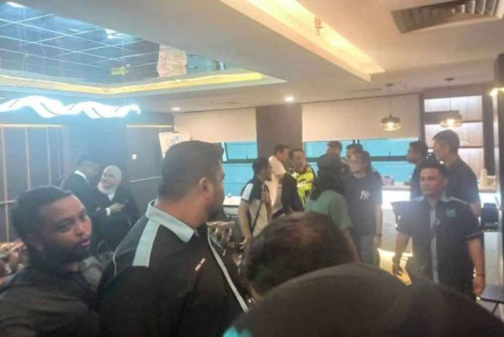 Polis menahan Pengarah Urusan Syarikat Umrah Hejira Travel & Tours Holding Sdn Bhd, Mohd Syahril Alias selepas menerima laporan polis susulan kegagalan syarikat berkenaan menerbangkan lebih 300 jemaah umrah ke Tanah Suci.