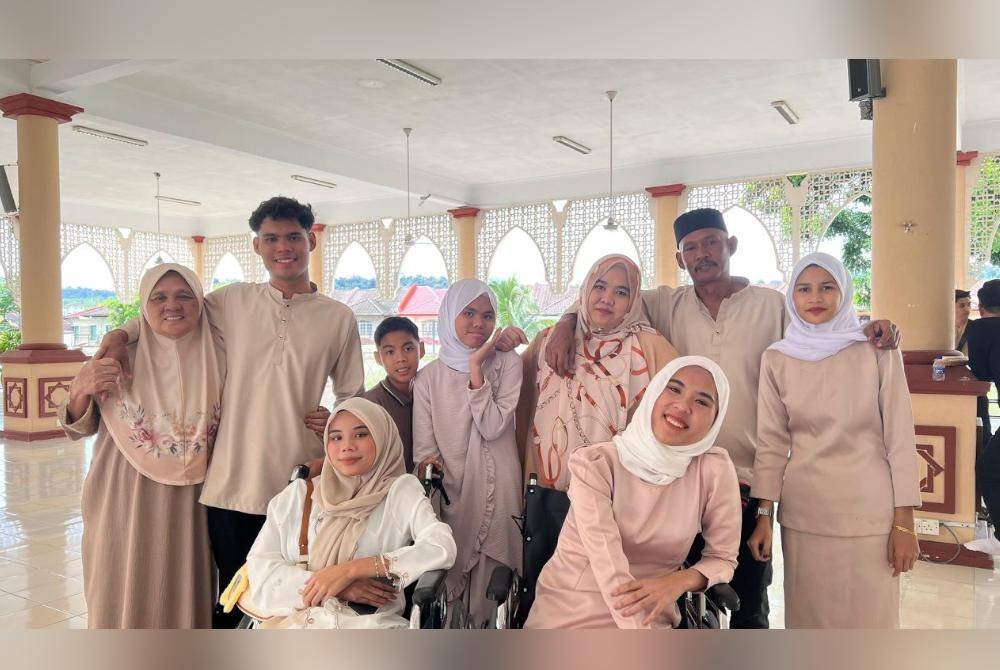 Nik Haziera Saffiya Nik Husmadi bersama ahli keluarga.