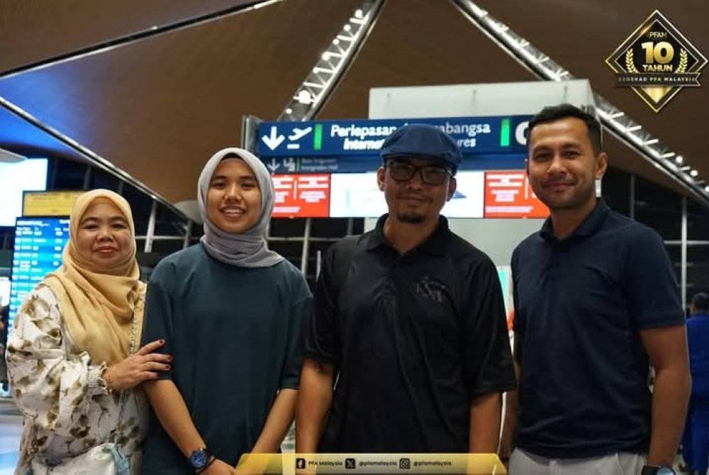 Izham (kanan) bersama Nurul Azurin (dua, kiri).