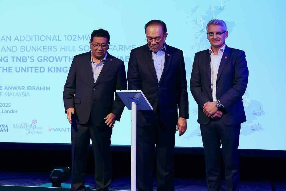 Anwar ketika melancarkan 'Additional 102MW Eastfield and Bunkers Solar Farms: Showcasing TNB’s Growth In Renewable Energy In The United Kingdom' di sini hari ini. - Foto: Bernama