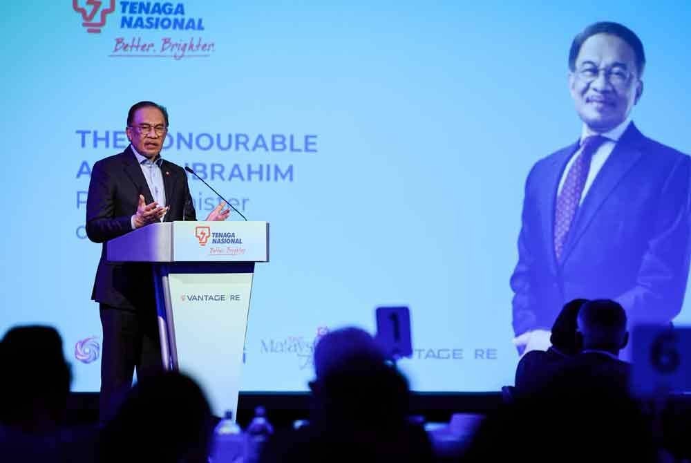 Anwar ketika berucap pada Majlis Pelancaran 'Additional 102MW Eastfield and Bunkers Solar Farms: Showcasing TNB’s Growth In Renewable Energy In The United Kingdom' di sini hari ini. - Foto: Bernama
