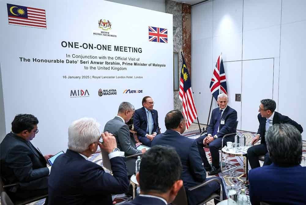 Anwar mengadakan pertemuan perniagaan secara satu-satu dengan beberapa syarikat terkemuka semasa lawatannya ke United Kingdom di sini hari ini - Foto: Bernama