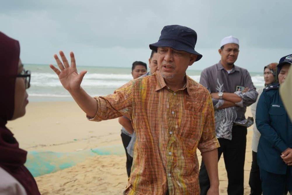 Razali (tengah) ketika melakukan tinjauan di Pantai Teluk Kalong, Kemaman