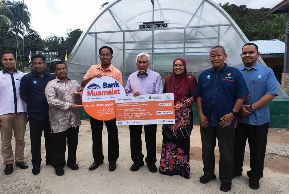 Abdul Aziz (empat dari kanan) menerima mokap cek dana wakap daripada Bank Muamalat untuk kubah pengering solar