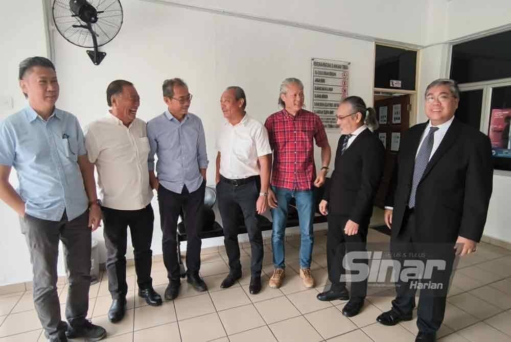 Kelima-lima individu terbabit (kiri) dilepas dan dibebaskan oleh Mahkamah Sesyen di sini atas dua pertuduhan melepas dan melupuskan bahan buangan mengandungi bahan berbahaya ke Sungai Gong, Rawang, lima tahun lalu. - Foto SINAR HARIAN