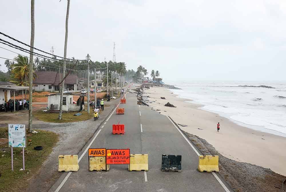 Jalan di tepian pantai di Kampung Tanjung, Batu Rakit terpaksa ditutup kerana mengalami kerosakan akibat hakisan ekoran dibadai ombak besar sejak beberapa hari lalu . - Foto: Bernama