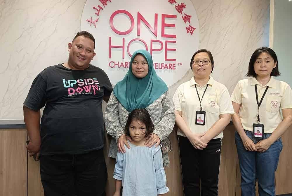 Azlan (kiri) dan Nur Azmira (dua dari kiri) bersama Azra Azzahra ketika hadir di pejabat One Hope Charity & Welfare.