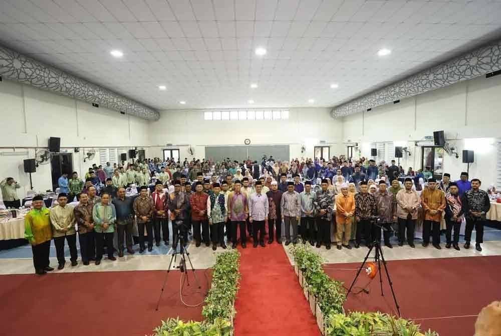 Mohamad bergambar bersama semua wakil agensi agama Islam yang menghadiri Majlis Himpunan Agensi-Agensi Agama Islam Pulau Pinang dan Penjenamaan Zakat MAINPP dan Wakaf MAINPP di Kompleks Darul Hidayah, Permatang Tok Gelam di Kepala Batas.