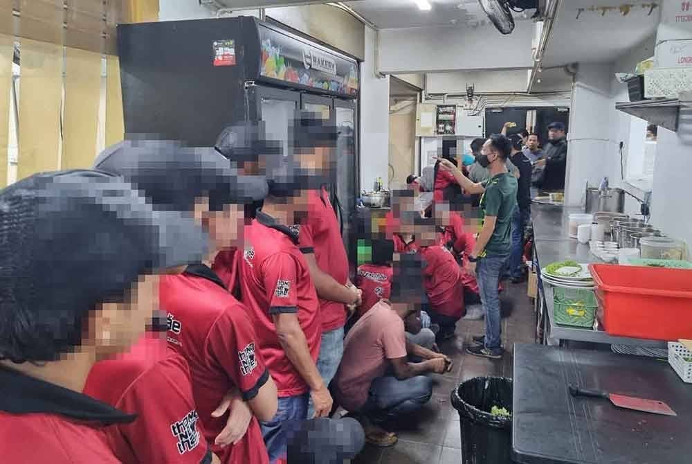 Antara warga asing yang ditahan dalam Ops Selera yang dilakukan JIM Pulau Pinang pada Selasa lalu di sebuah restoran makanan laut di Batu Kawan.