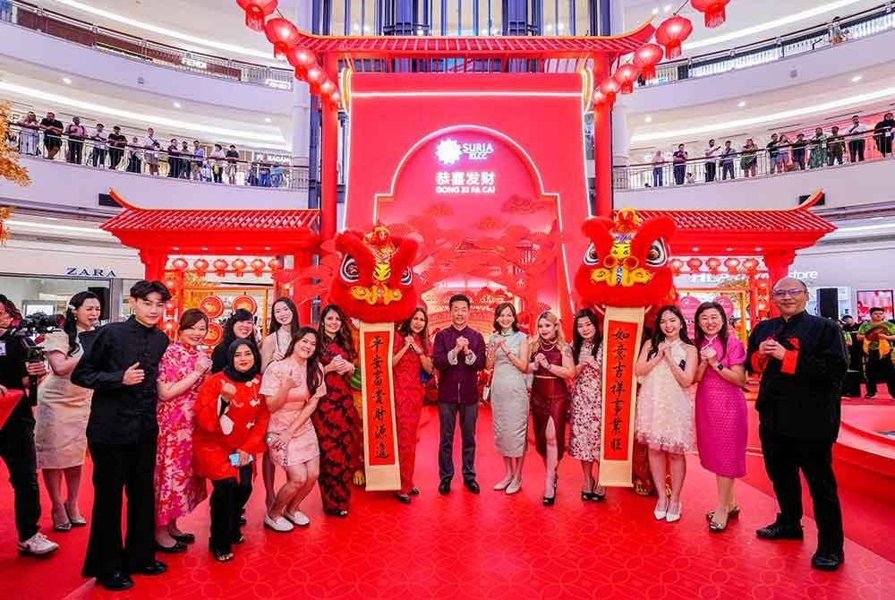 Francis (tujuh dari kanan) melancarkan kempen Tahun Baharu Cina 2025 di Suria KLCC dengan dekorasi yang menggabungkan tradisi dan inovasi yang bertemakan Taman Oriental Kontemporari pada Rabu.