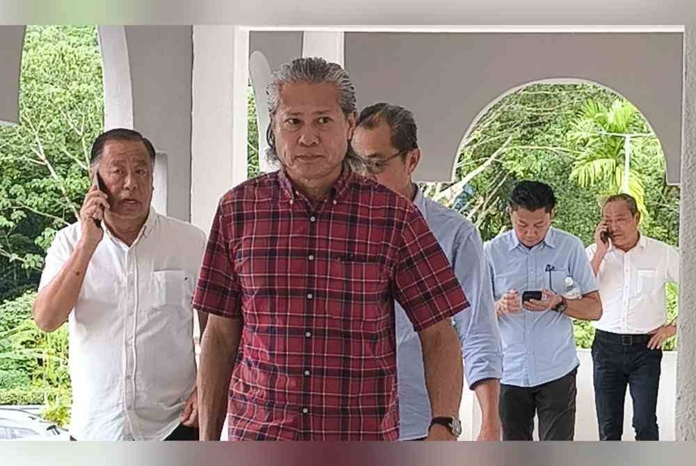 Empat lembaga pengarah dan seorang pengurus kilang dilepaskan dan dibebaskan atas dua pertuduhan membuang serta melupuskan bahan buangan berbahaya ke Sungai Gong, Rawang di Mahkamah Sesyen Selayang pada Jumaat.