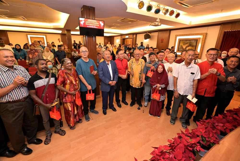 Tian Hock (tengah) bersama sebahagian pesakit dialisis di Pusat Perubatan Mawar.