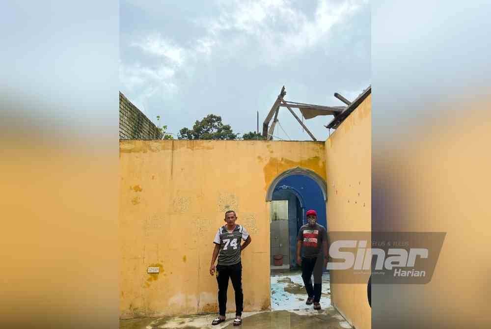 Bumbung rumah yang tiada selepas dipukul ribut Mei tahun lalu.