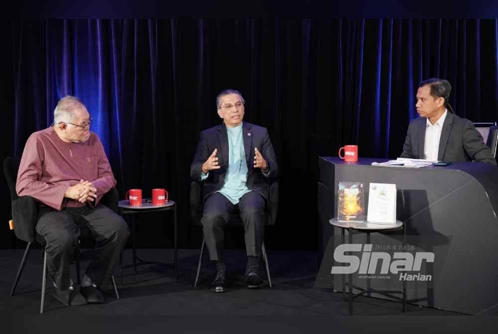 Program Interviu membincangkan tajuk 'Gencatan senjata dan ke arah Palestin merdeka' bersama panelis (dari kiri) Hafidzi dan Syed Ibrahim pada Jumaat.