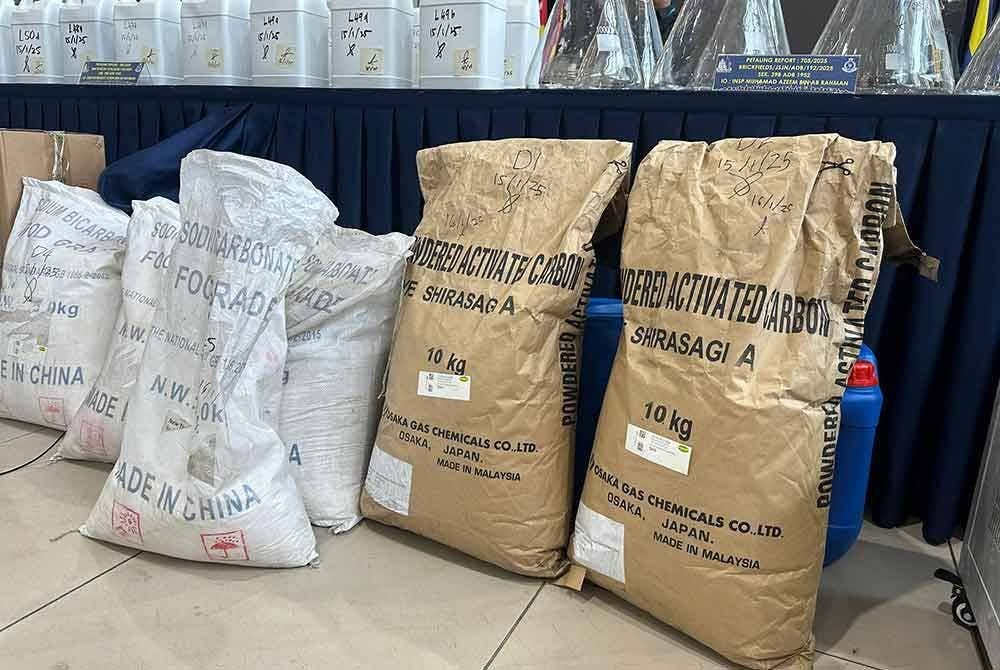 Antara bahan kimia disyaki digunakan untuk memproses dadah kokain dirampas polis dalam serbuan di premis sekitar ibu negara, Rabu lalu.