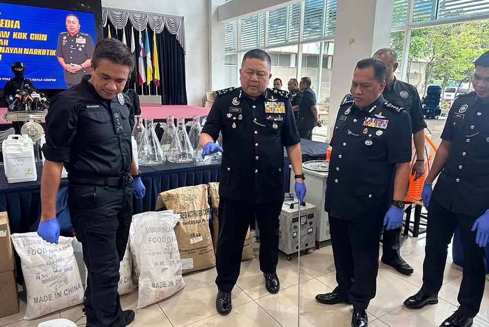 Kok Chin (dua dari kiri) dalam sidang akhbar pada Jumaat berkaitan kejayaan menumpaskan sindiket kokain.