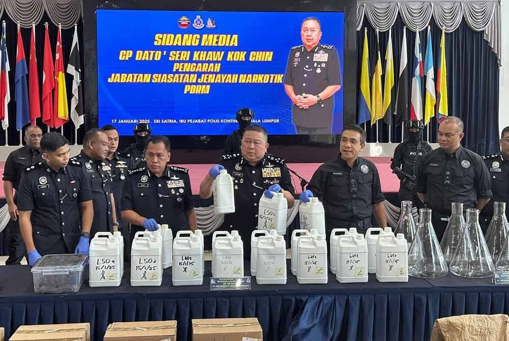 Kok Chin (tengah) menunjukkan antara barang yang dirampas susulan tangkapan suspek warga Hong Kong di Jalan Klang Lama, Rabu lalu.