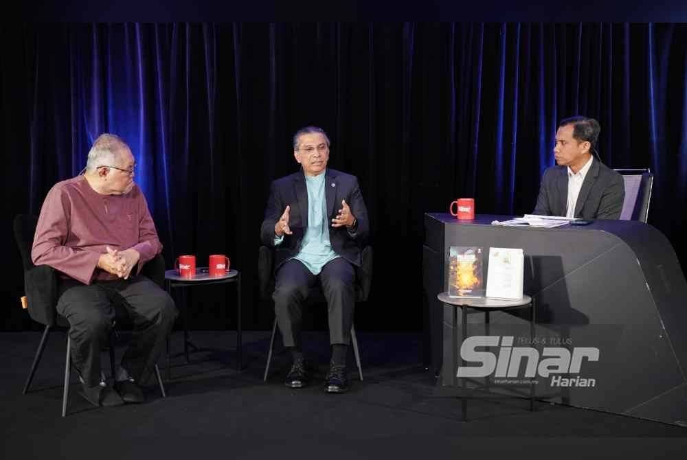 Program Interviu membincangkan tajuk 'Gencatan senjata dan ke arah Palestin merdeka' bersama panelis (dari kiri) Hafidzi, Syed Ibrahim dan Haizir yang diadakan pada Jumaat.