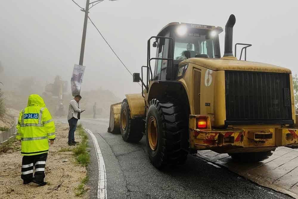 Pasukan Polis Bentong dan agensi terlibat memantau keadaan di Jalan Amber Court dan Ion D'Elemen Genting Highlands susulan kejadian tanah runtuh. Foto Polis Bentong