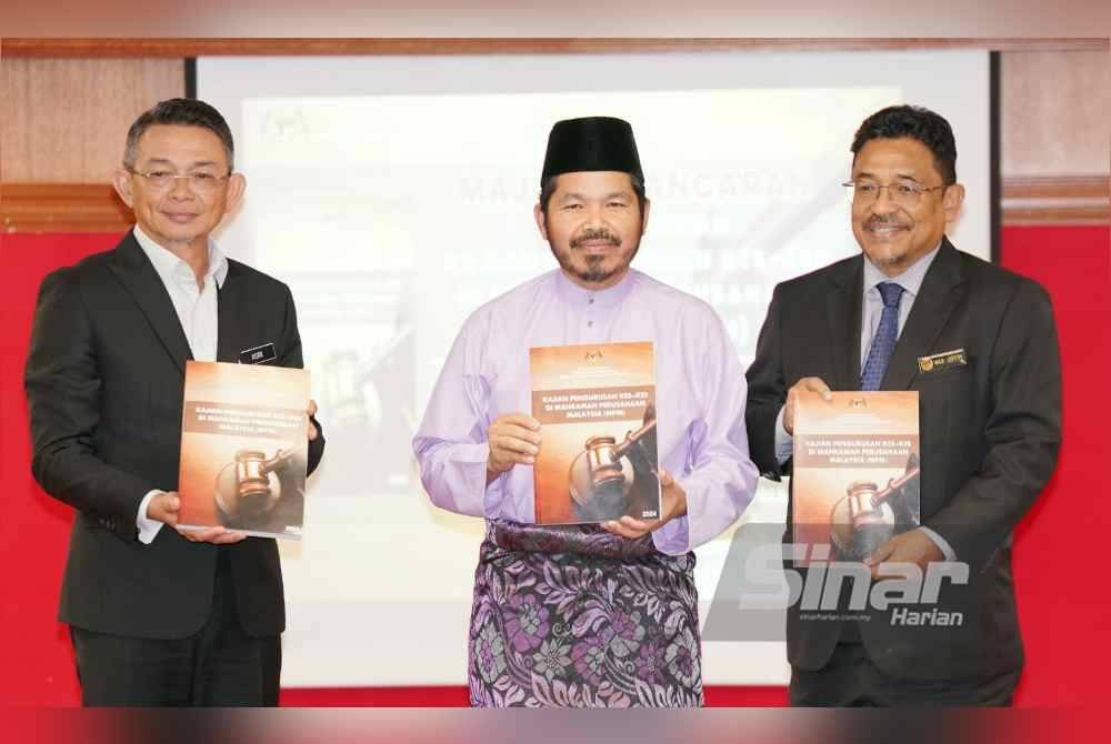 Ketua Perangkawan, Jabatan Perangkaan Malaysia, Datuk Seri Dr Mohd Uzir Mahidin (tengah) bersama Pengarah Kanan ILMIA, Jabatan Perangkaan Malaysia, Datuk Asri Abdul Rahman (kiri) dan Yang Dipertua Mahkamah Perusahaan Malaysia, Datuk Wan Jeffry Kassim (kanan) menunjukkan buku laporan pada majlis Pelancaran Buku Laporan Kajian Pengurusan Kes-Kes Di Mahkamah Perusahaan Malaysia yang diadakan pada Jumaat. - Foto SINAR HARIAN-ROSLI TALIB