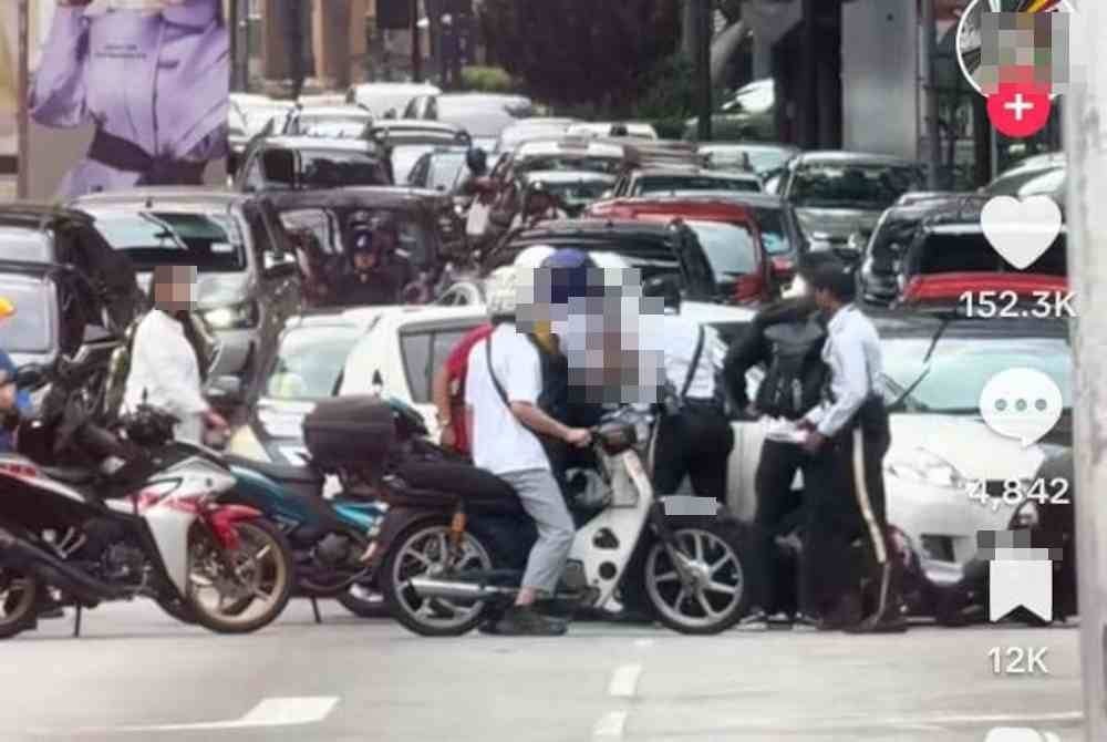 Tular video di media sosial memaparkan seorang wanita dilihat enggan mematuhi arahan diberikan anggota polis trafik di satu persimpangan di kawasan ibu kota.