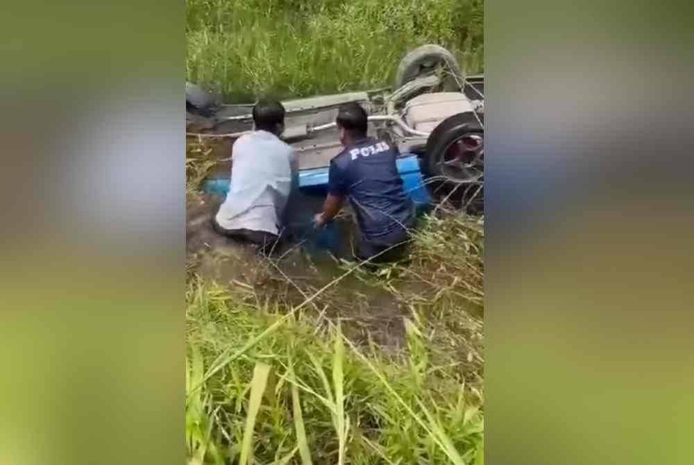 Pemandu kereta dipercayai lemas setelah kereta dipandu terbabas masuk ke dalam parit. Foto tangkap layar video tular