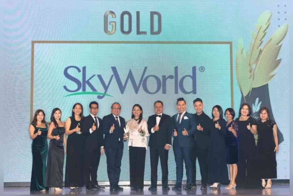 Chee Seng (lima dari kiri) menerima Anugerah Emas daripada Lydia Wang dan Andrew di Malam Gala Anugerah Jenama Putra Aria 2024.