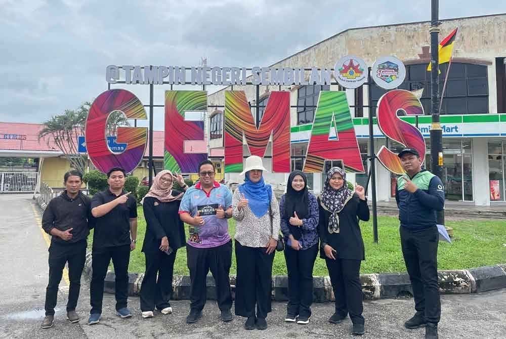 Rackmawatie (empat kanan) ketika mengadakan lawatan di Tampin bagi mengenal pasti produk pelancongan Negeri Sembilan.