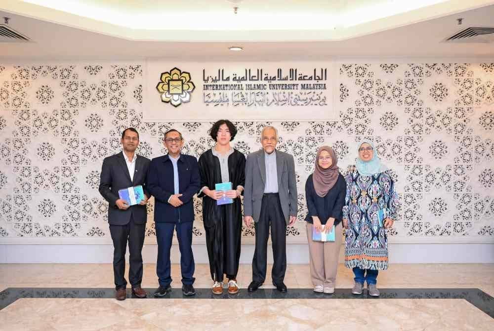 Dr Osman (tengah) bersama Anas (kiri) dan Nor Atifa (kanan) bergambar ketika majlis penghargaan di UIAM, Gombak.