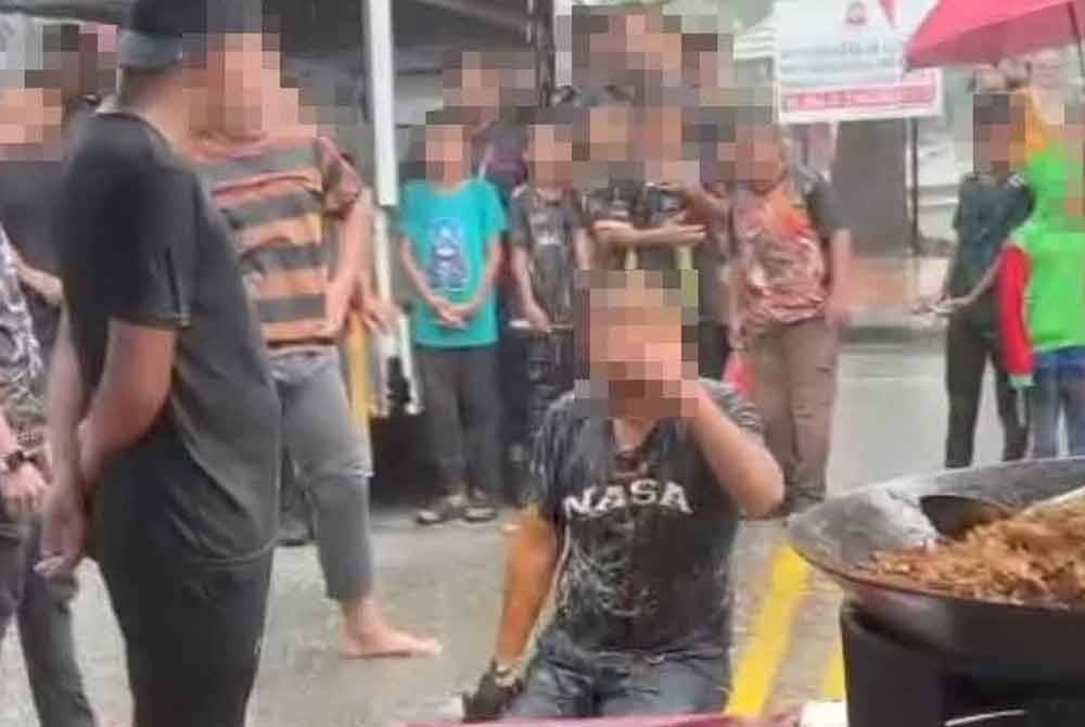 Tular video yang memaparkan seorang lelaki telah dipukul oleh beberapa individu sehingga mangsa mengalami kecederaan di sebuah pasar tani.