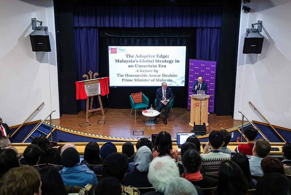 Perdana Menteri, Datuk Seri Anwar Ibrahim ketika menyampaikan syarahan berjudul "The Adaptive Edge: Malaysia’s Global Strategy In An Uncertain Era’ di London School of Economics and Political Science (LSE) pada Jumaat. Foto Bernama
