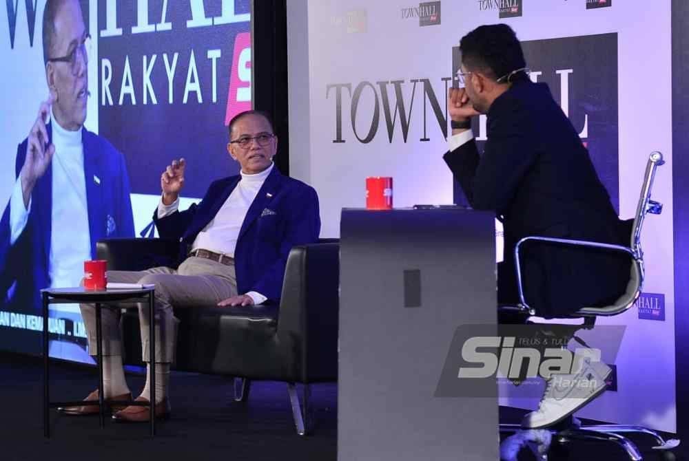 Program TownHall Rakyat bersama Menteri Besar Pahang, Datuk Seri Wan Rosdy Wan Ismail (kiri) dan Fikry Ibrahim selaku Hos secara langsung di Dewan Karangkraf pada Jumaat. FOTO SINAR HARIAN/ASRIL ASWANDI SHUKOR.