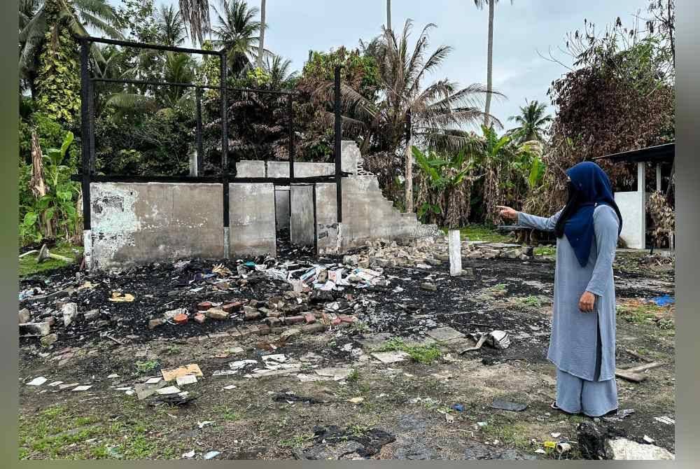 Masintan menunjukkan tapak rumah pusakanya yang musnah dalam kebakaran pada Disember tahun lalu
