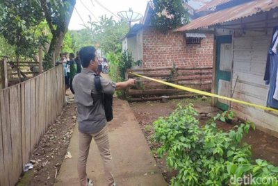 Lokasi insiden pembunuhan berlaku di pekarangan rumah mereka di Kelurahan Jogi Boyo Kecamatan Lubuklinggau Utara pada Khamis. Agensi