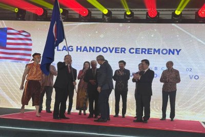 Pengerusi ASEAN-BAC 2024, Oudet Souvannavong menyerahkan bendera ASEAN-BAC kepada Nazir dalam Majlis Pelancaran ASEAN-BAC 2025 pada Khamis.