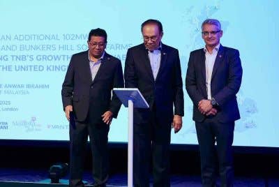 Anwar ketika melancarkan 'Additional 102MW Eastfield and Bunkers Solar Farms: Showcasing TNB’s Growth In Renewable Energy In The United Kingdom' di sini hari ini. - Foto: Bernama