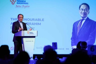 Anwar ketika berucap pada Majlis Pelancaran 'Additional 102MW Eastfield and Bunkers Solar Farms: Showcasing TNB’s Growth In Renewable Energy In The United Kingdom' di sini hari ini. - Foto: Bernama